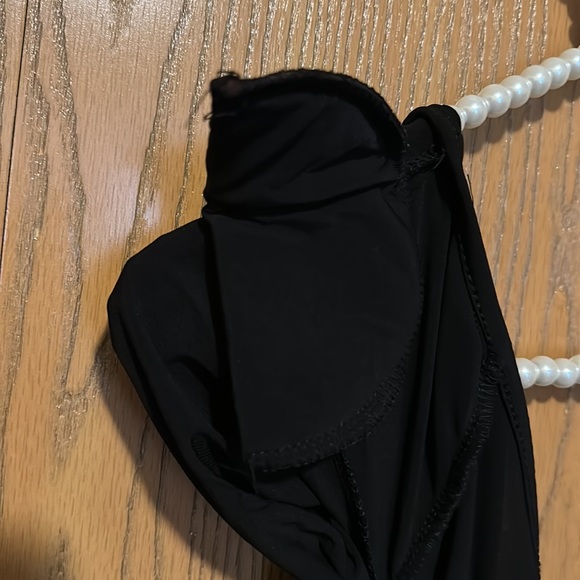 Beautiful black romper cold shoulder with drape sleeve - Picture 14 of 14